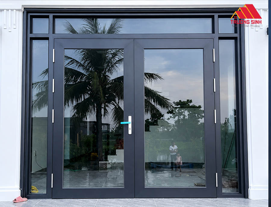 Cửa nhôm kính có ô thoáng hai bên sang trọng